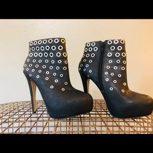ALDO Black Rocker Grommet Ankle Boots sz 7